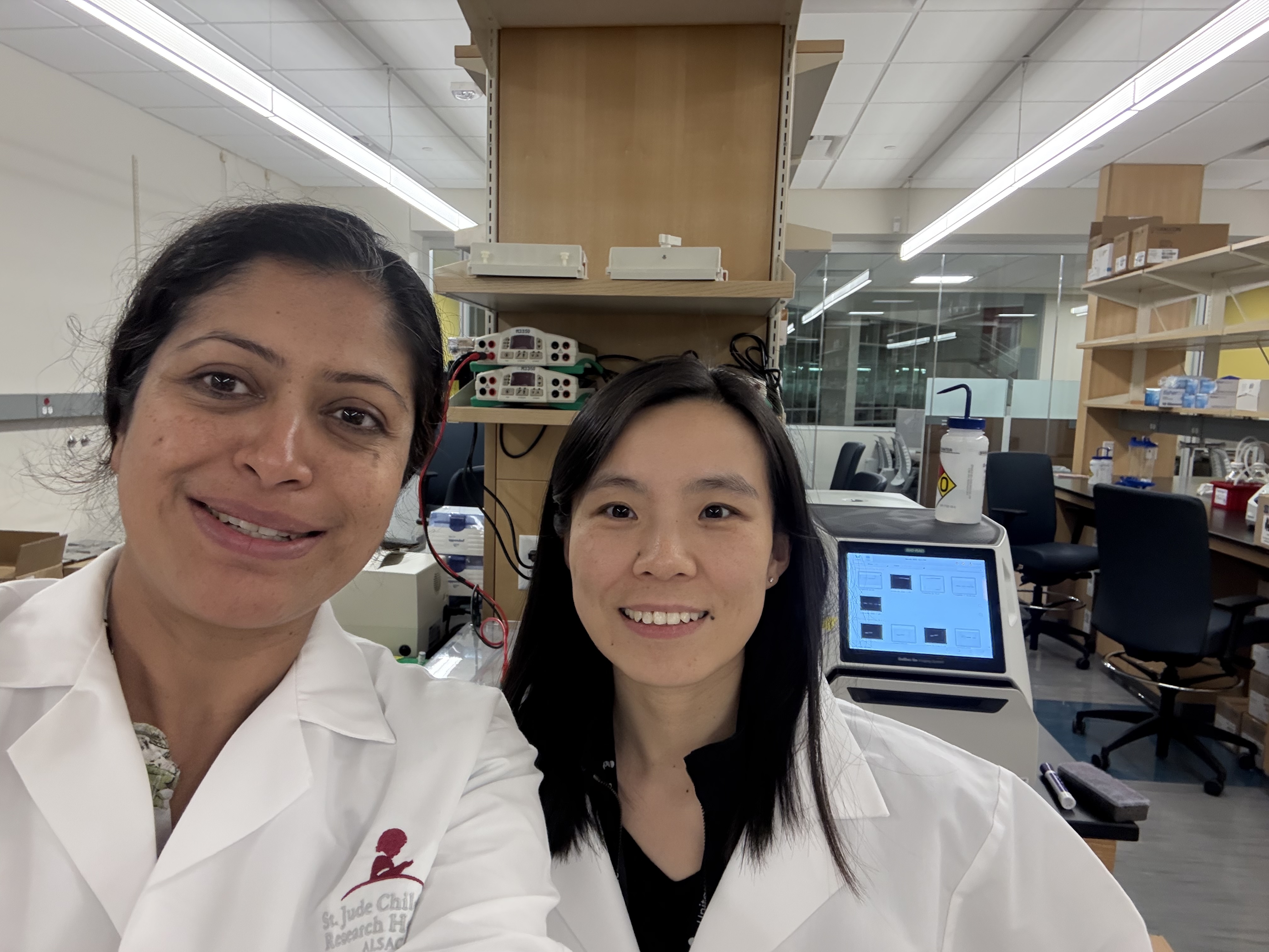 Jyotsna Joshi and Xiaoyu Chen in the lab